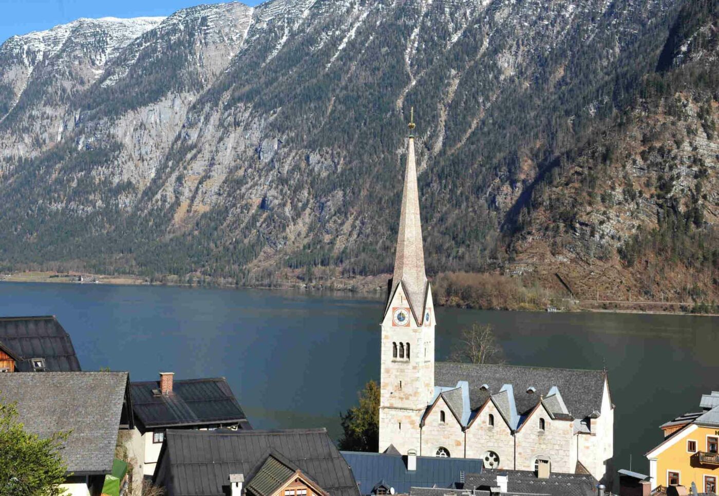 Die evangelische Christuskirche prägt das Ortsbild von Hallstatt (Foto: epd/Uschmann)