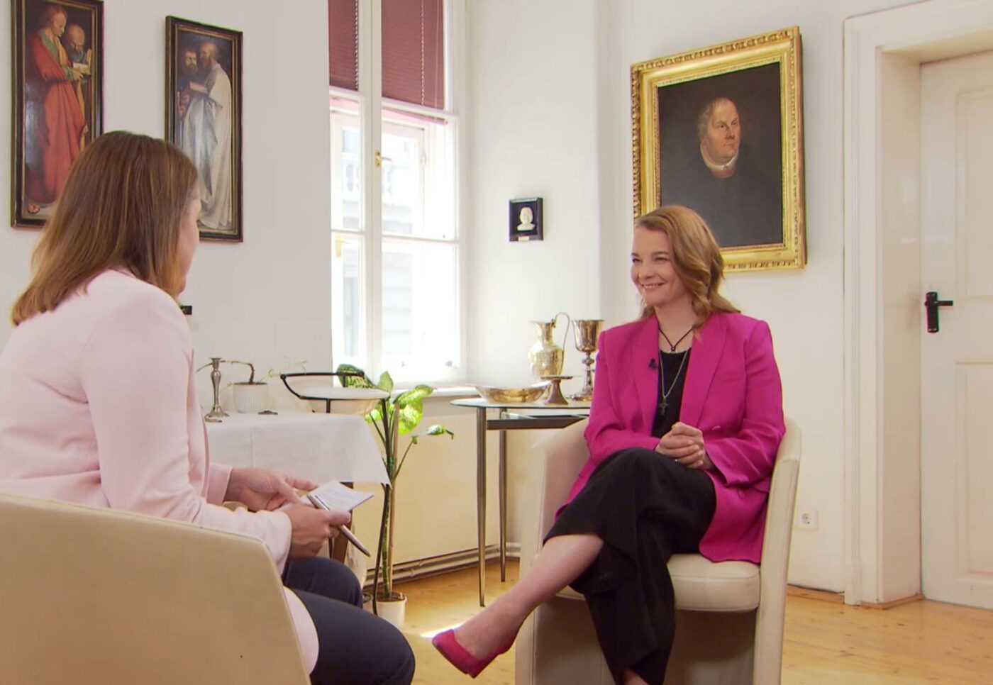 Julia Schnizlein gibt auf ORF III Einblicke in ihr Leben als Pfarrerin. Hier im Gespräch mit Sandra Szabo. Foto: ORF/Screenshot
