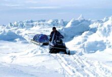Zur nächstgelegenen Dorfgemeinde müsste Pfarrer Solberg 12 Stunden mit dem Schneemobil über den gefrorenen Baker Lake in Kanada fahren. Foto: Ansgar Walk/wikimedia cc-by-sa-2.0