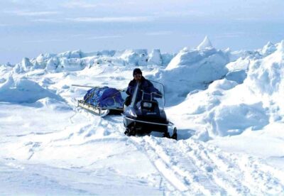 Zur nächstgelegenen Dorfgemeinde müsste Pfarrer Solberg 12 Stunden mit dem Schneemobil über den gefrorenen Baker Lake in Kanada fahren. Foto: Ansgar Walk/wikimedia cc-by-sa-2.0