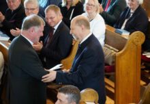 Gratulationen aus der Ökumene: Bischof Manfred Scheuer und Superintendent Gerold Lehner. Foto: Eva Blüher