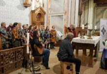 Mit afrikanischen Rhythmen begleiteten die “Africa Amini Singers“ den Festgottesdienst in der Gustav-Adolf-Kirche. Foto: epd/M. Link