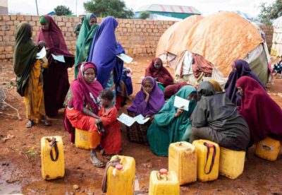 Frauen und Kinder warten in Somalia darauf, Wasser zu holen. (Ismail Taxta/Diakonie Katastrophenhilfe)
