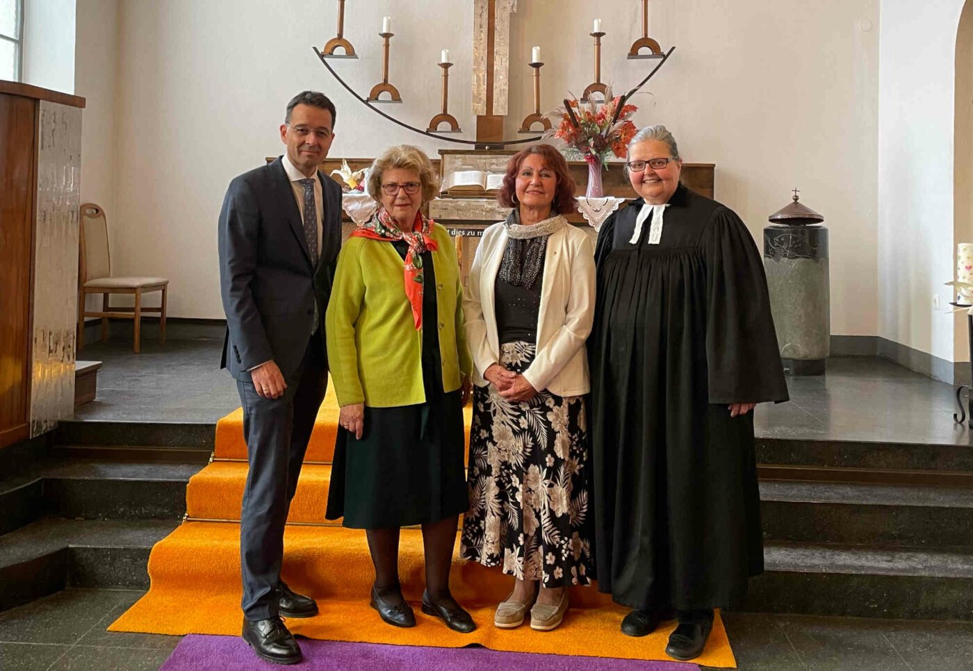 Michael Axmann, Waltraud Klasnic, Kuratorin Rosa Neubauer und Pfarrerin Ulrike Drössler beim Gottesdienst in Knittelfeld.