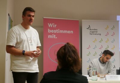 Der stellvertretende Vorsitzende der Evangelischen Jugend Österreich (EJÖ), Lukas Hauser, bei der Präsentation der Studienergebnisse. (Foto: EJÖ)