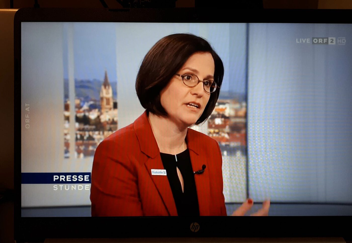 In der ORF-Pressestunde äußerte sich DIAKONIE-Direktorin Maria Katharina Moser zu brennenden aktuellen Themen: Vertriebene aus der Ukraine, Zelte für Asylwerbende, Strategien gegen die Armut und Maßnahmen im Pflegebereich. (Screenshot: epd/Trojan)