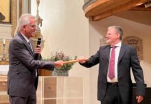 „Es ist ein Stab … und ich lass jetzt los.“ Christoph Grötzinger (li.) mit dem neuen Generalsekretär der Österreichischen Evangelischen Allianz, Oliver Stozek. (Foto: ÖEA)
