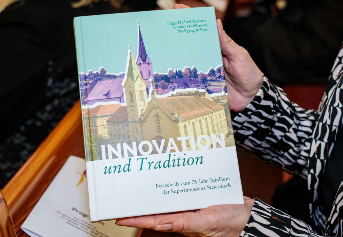 Rund 400 Seiten und über ein Kilo schwer: Die Festschrift „Innovation und Tradition“ behandelt umfangreich 75 Jahre Evangelische Diözese Steiermark. (Foto: Neuhold)