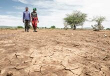 Viele Länder verzeichnen aufgrund des Klimawandels immer schwerere Dürren, aber auch immer heftigere Niederschläge. Projekte von Brot für die Welt unterstützen Kleinbauernfamilien, mit den Folgen des Klimawandels zu leben, wie hier in Simbabwe/Chimanimani. (Foto: Karin Schermbrucker/Brot für die Welt)