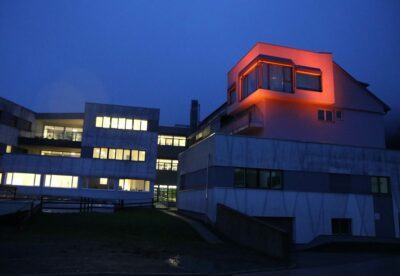 Diakonie-Krankenhaus in Waiern leuchtet orange