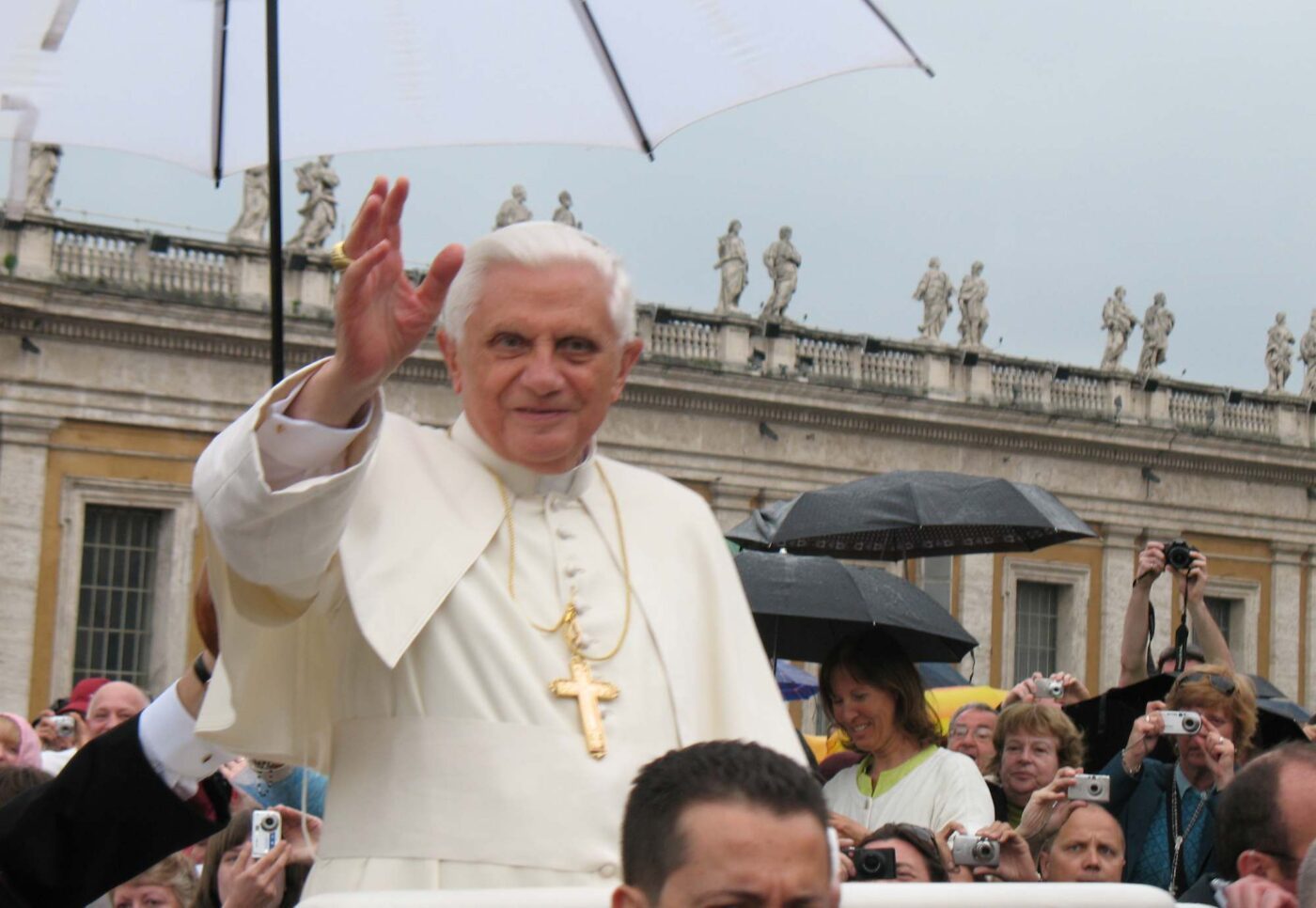 In seinem ökumenischen Wirken hat Benedikt XVI. - hier auf einem Archivbild von 2007 - wesentliche Schritte bereits als Präfekt der Glaubenskongregation vor seiner Wahl zum Papst gesetzt. (Foto: wikimedia/Tadeusz Górny)