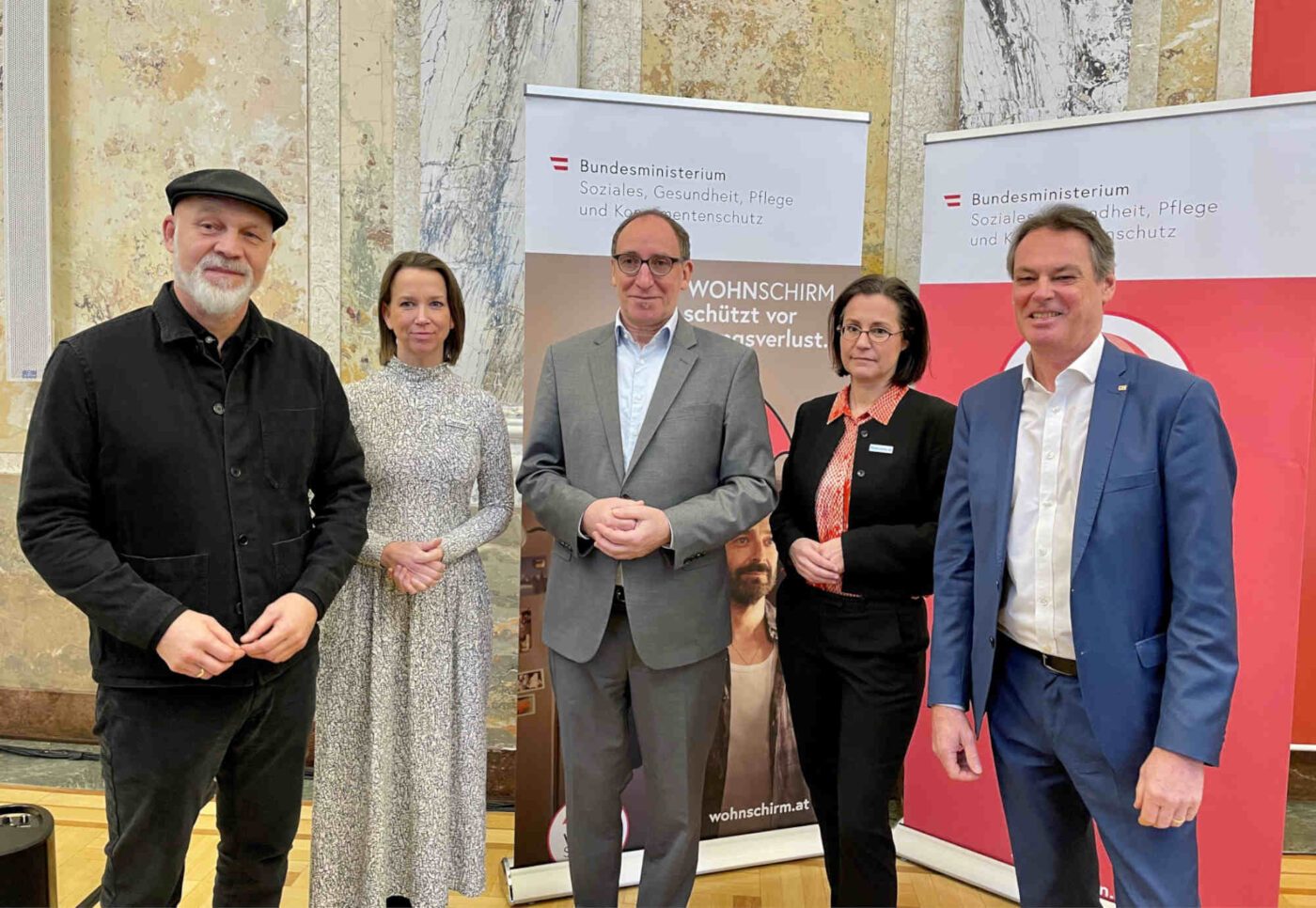 Sozialminister Johannes Rauch sowie Vertreterinnen und Vertreter von NGOs präsentierten die Ausweitung des 2022 eingerichteten Wohnschirms auf Energiekosten. (Foto: Till Schönwälder/Kathpress)