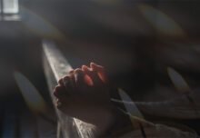 “Das Gebet ist nicht die Antwort, die den Frieden schenkt. Es ist vielmehr der Ort des Eingeständnisses der eigenen Ohnmacht, der Ort der Klage und der Frage und Bitte um Hilfe, wo wir selbst nicht weiterwissen”, schreibt Bischof Michael Chalupka. (Foto: Pixabay/Ri Butov)