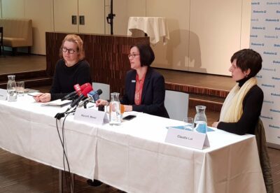 Imke Hansen, Maria Katharina Moser und Claudia Lui (v.l.n.r.) forderten bei der Pressekonferenz eine Integrationsoffensive für Ukraine-Flüchtlinge. (Foto: epd/M. Link)