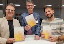 Georg Plank von Pastoralinnovation, Superintendent Wolfgang Rehner und Pfarrer Marcus Hütter präsentieren den neuen „Evangelischen Kompass“ in Graz. Foto: epd/Trojan