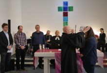 Superintendent Matthias Geist führte in der Messiaskapelle Angelina Ahrens als Diözesanjugendreferentin für Wien ein. (Foto: Martina Schomaker)