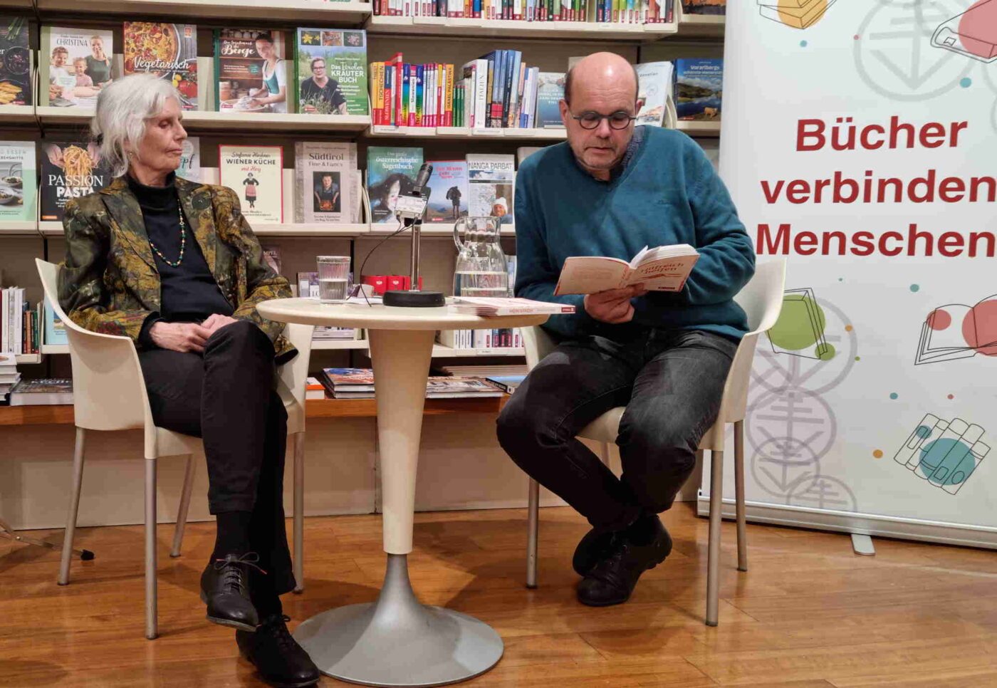 „Hilfe annehmen zu können muss erst gelernt werden“, sagt Markus Fellinger im Gespräch mit Christine Hubka bei der Präsentation seines neuen Buches. (Foto: epd/Dasek)