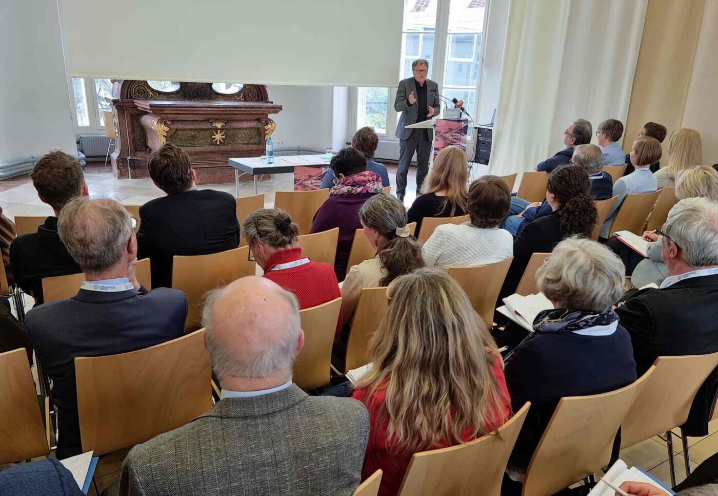 Rund 40 Expertinnen und Experten befassen sich auf der interdisziplinären Tagung mit Erinnerungskulturen innerhalb und außerhalb des österreichischen Protestantismus. Im Bild der Kirchenhistoriker Rudolf Leeb bei seinem Vortrag. (Foto: epd/Dasek)