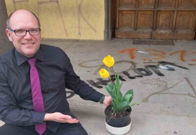 Blumenregen als Antwort auf Schmieraktion in Grazer Kreuzkirche