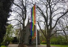 Die Regenbogenfahne vor der evangelischen Kirche in Bregenz ist ein „deutliches und sichtbares Zeichen der Solidarität gegenüber allen Menschen mit anderer sexueller Orientierung“. (Foto: Ralf Stoffers)