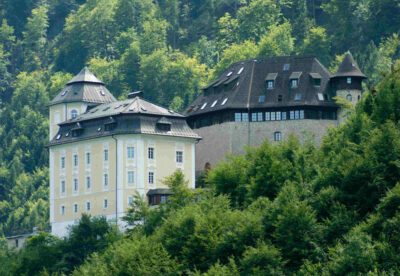 Nach 17 Jahren als Leiter des evangelischen Freizeit- und Bildungszentrums Schloss Klaus wurde Jürgen Kieninger in den Ruhestand verabschiedet. (Foto: Schloss Klaus)