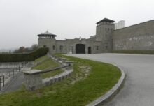 Vor 78 Jahren endete der Zweite Weltkrieg. Das Gedenken an die Opfer stand im Mittelpunkt der Internationalen Befreiungsfeier im ehemaligen Konzentrationslager Mauthausen. (Foto: wikimedia/Dnalor 1)