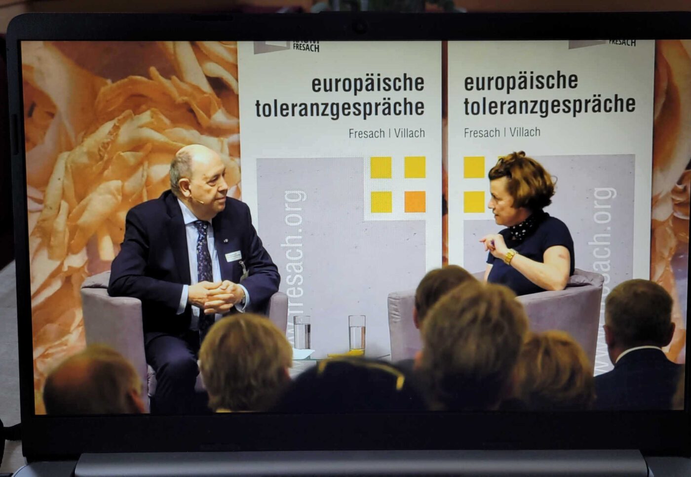 Nikolaus Schneider im Gespräch mit Renata Schmidtkunz. Alle Referate der Toleranzgespräche konnten live via Internet mitverfolgt werden. (Foto: epd/Trojan)