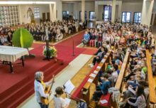 Etwa 500 junge Menschen füllten kurz vor Pfingsten die Don Bosco Kirche in Wien Neuerdberg bei einem kindgerechten ökumenischen Gottesdienst. (Foto: Karl Grohmann)
