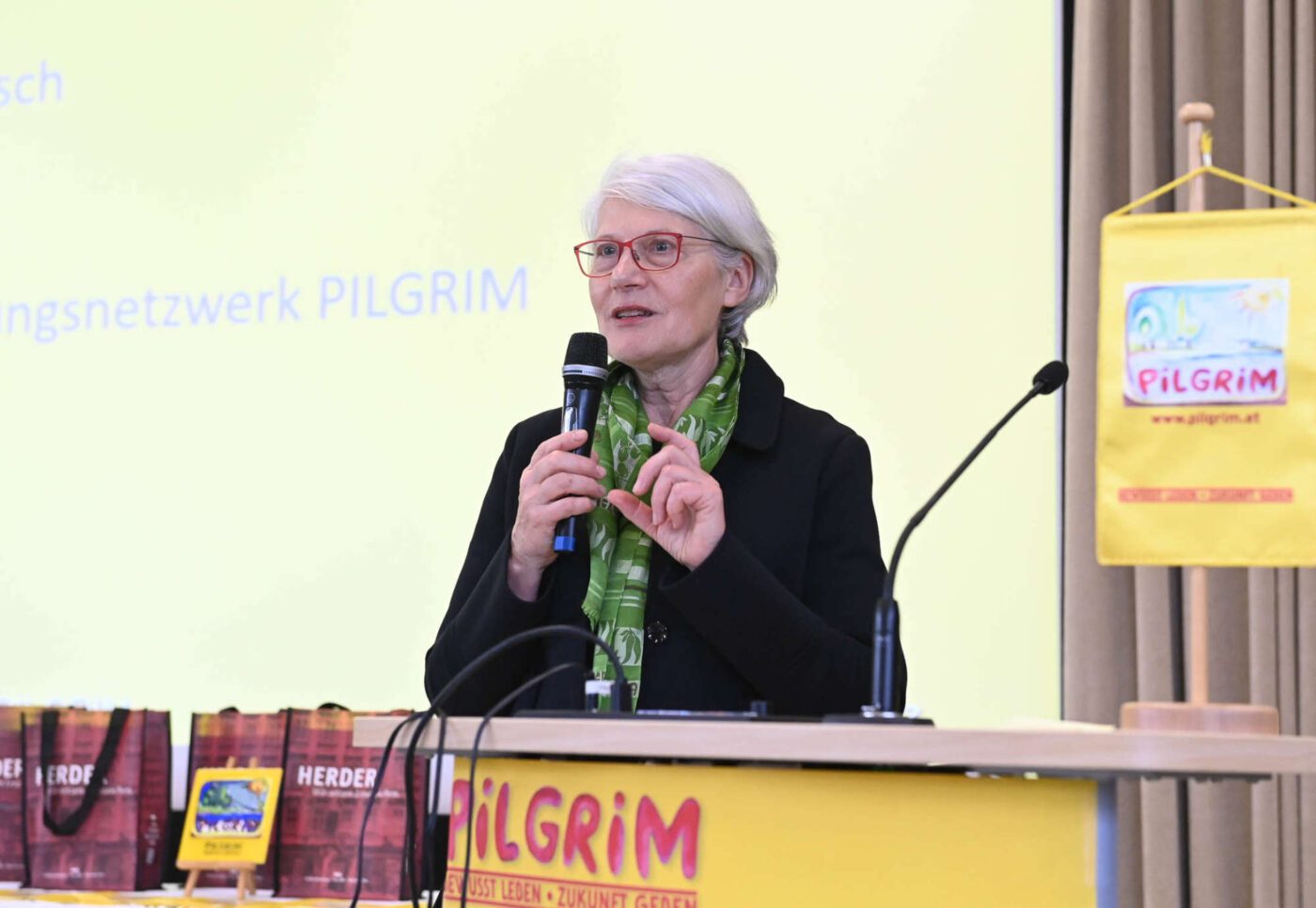 „Pilgrim“-Präsidentin Christine Wogowitsch blickte auf die vielen internationalen Projekte zurück, die durch „Pilgrim“ in zwei Jahrzehnten realisiert wurden. (Foto: Rupprecht)