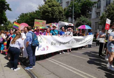 Gegen Diskriminierung und Abwertung von LGBTIQ-Menschen in Gesellschaft und Kirchen protestierten auch heuer wieder christliche, buddhistische und jüdische Gläubige bei der Regenbogenparade in Wien. (Foto: privat)