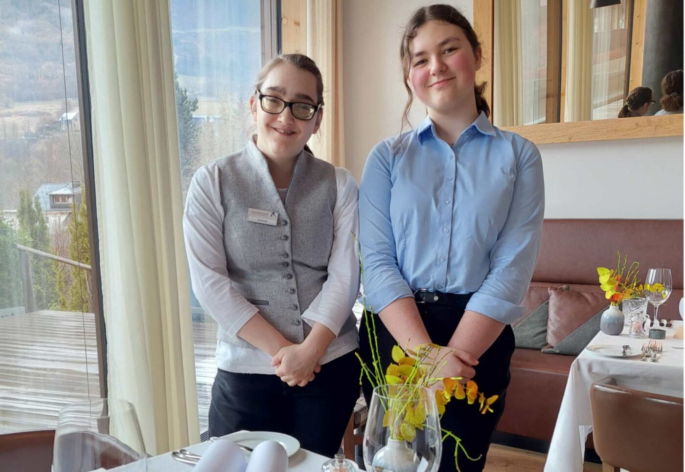 „Ich wollte immer schon im Service arbeiten“, sagt Andrea Schrempf (links), die in einem renommierten Hotel im Frühstücksservice mitarbeitet. (Foto: Diakonie)
