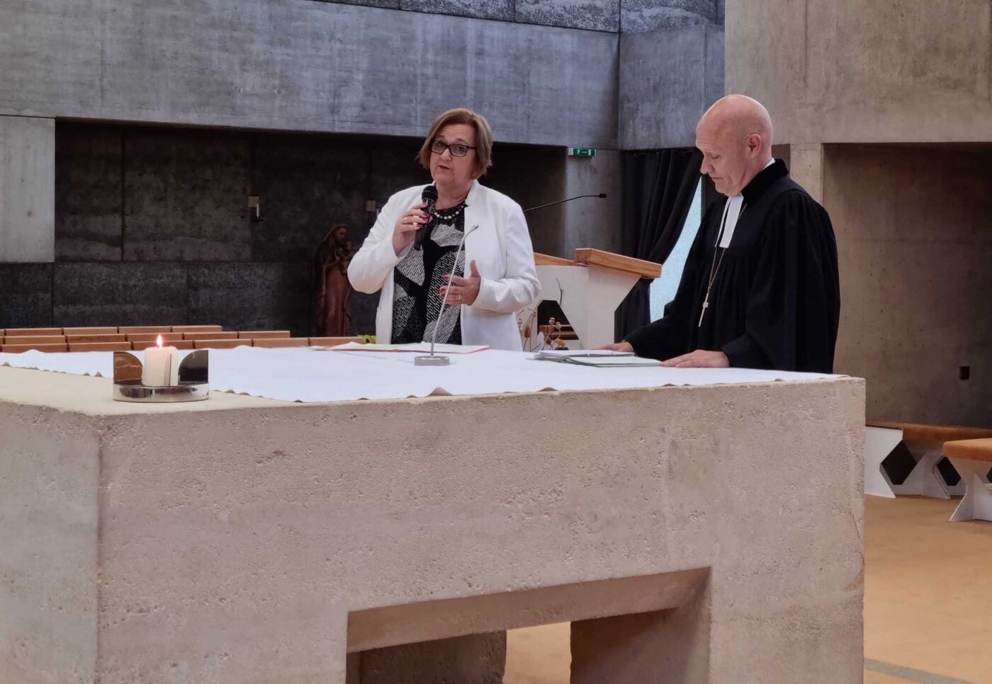 Superintendentialkuratorin Petra Mandl und Superintendent Matthias Geist zeigten in ihrer Dialogpredigt auf, wie in der Kirche gemeinsames Leiten gelingen kann. (Foto: epd/Dasek)