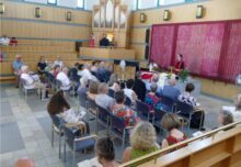 Zahlreiche Gäste aus der Politik, der Diakonie, der Ökumene und der Zivilgesellschaft würdigten in Salzburg die Festgemeinde. (Foto: EmK)