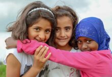 Geflüchteten Minderjährigen sollte künftig ab dem ersten Tag des Asylverfahrens ein obsorgeberechtigter Erwachsener zur Seite stehen, fordern NGOs der Initiative „Gemeinsam für Kinderrechte“. (Foto: Pixabay)