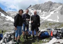 Stefanie Krüger, Jürgen Mathis und Michael Meyer gestalteten eine „Trauerfeier“ für sterbende Gletscher auf der Höhe der Totalphütte (2385 Meter) mit Sicht auf den Gipfel der Schesaplana. Auf der Nordseite befindet sich der Brandner Gletscher. (Foto: Meyer)
