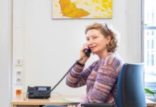 „Sorgen fahren nicht auf Urlaub“, betont Antonia Keßelring, Leiterin der Telefonseelsorge Wien. (Foto: Erzdiözese Wien/ Stephan Schönlaub)
