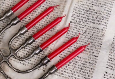 Unsere Wurzeln liegen im jüdischen Glauben, im Alten Testament, erklärt die Pfarrerin Julia Schnizlein. (Foto: unsplash/Diana Polekhina)