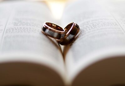 „Im Segen schwingt Gottes Versprechen mit, das Paar nicht allein zu lassen“, schreibt Julia Schnizlein. (Foto: Pixabay)