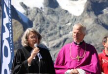 „Unser Bild der heilen Welt hier bei uns schmilzt mit dem Gletscher dahin“, sagte Pfarrerin Margit Leuthold (im Bild mit Dompropst Engelbert Guggenberger). (Foto: R. Lechner)