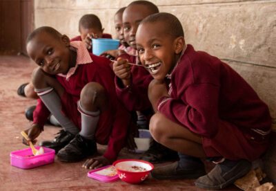 In Korogocho bekommen Kinder neben Schulbildung und gesundheitlicher Versorgung auch Mahlzeiten. (Foto: Hope For Future)