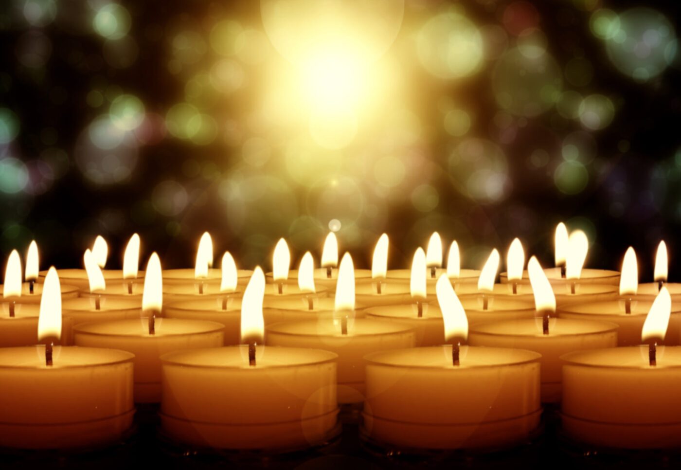Am Ewigkeitssonntag wird für jedes verloschene Lebenslicht das Licht der Auferstehung entzündet. (Foto: unsplash / Geralt)