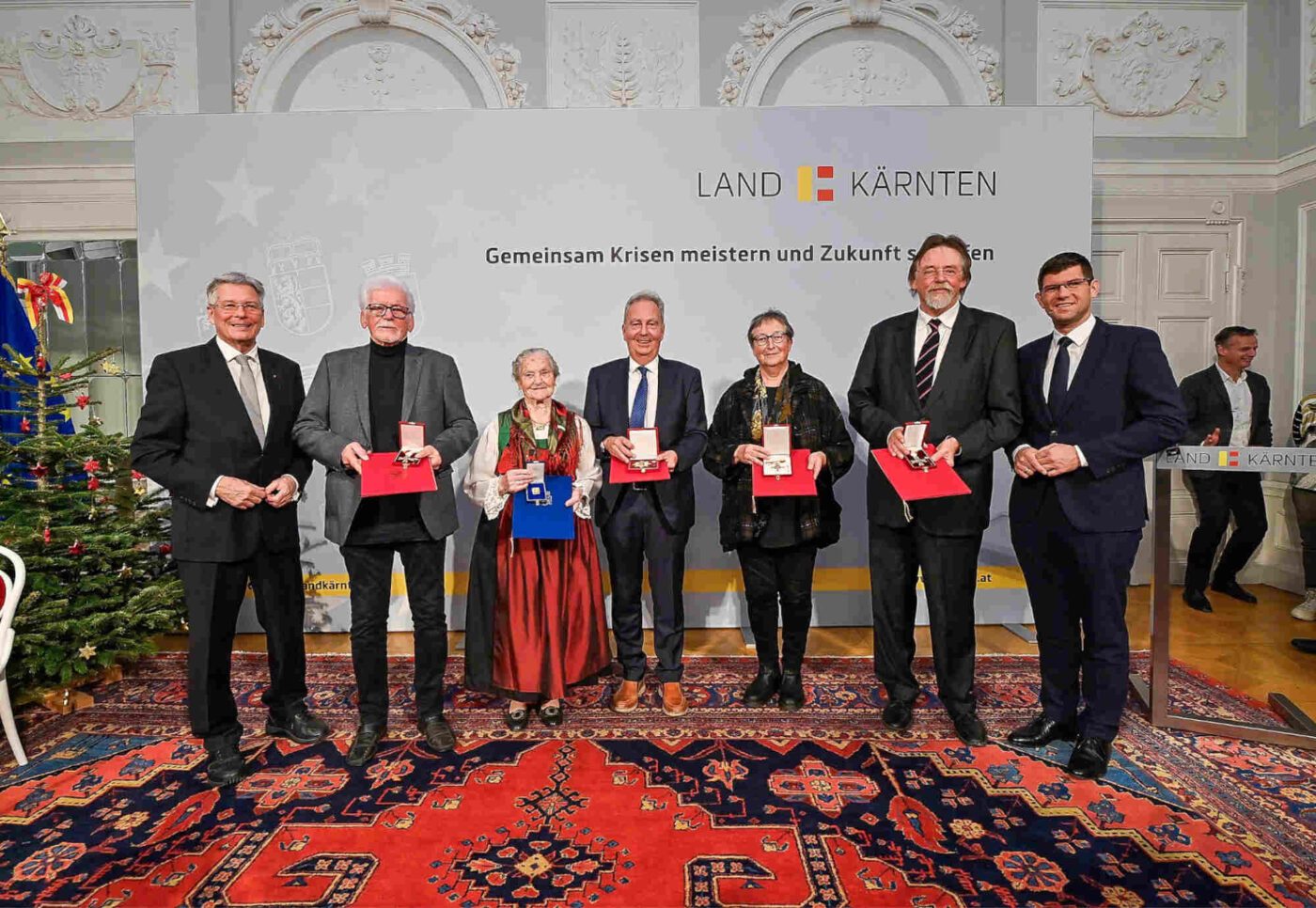 Pfarrer Lutz Lehmann und Pfarrerin Lydia Burchhardt (2. bzw. 3. von rechts) wurden von Landeshauptmann Peter Kaiser mit dem Ehrenzeichen des Landes Kärnten ausgezeichnet. (Foto: LPD Kärnten/Bauer)