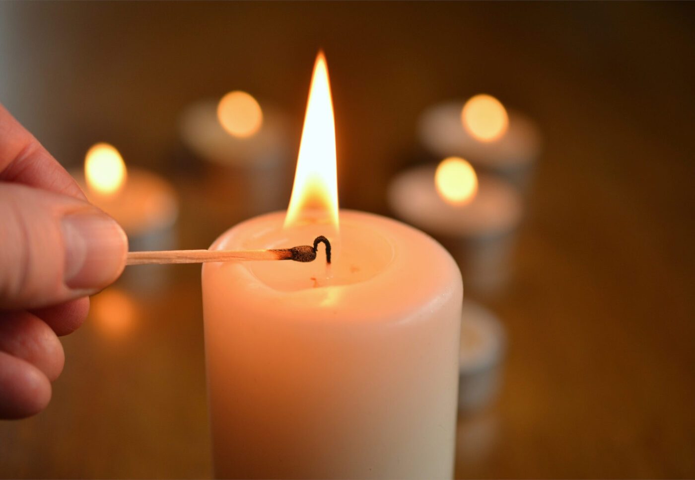 Kerzen stehen in der Advent- und Weihnachtszeit symbolisch für das Licht, das durch die Menschwerdung Gottes die Welt erhellt. (Foto: Pixabay)