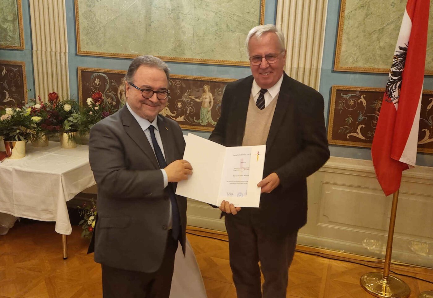 Freude über die Auszeichnung: Oberkirchenrat Klaus Heussler (re.) mit Bischof Michael Chalupka. (Foto: epd/T. Dasek)