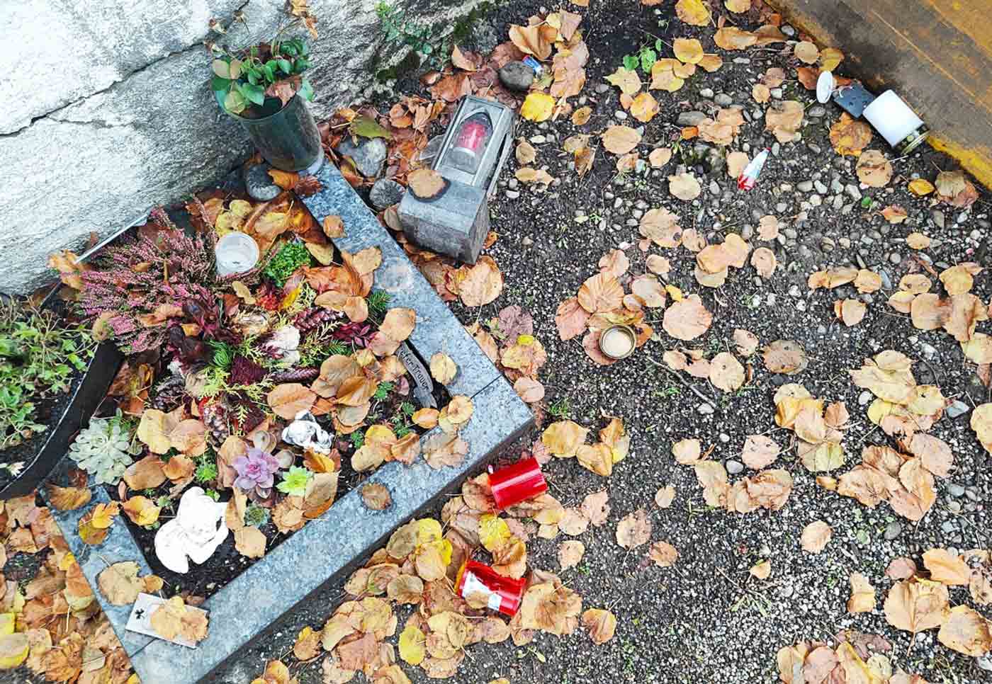 Eine Spur der Verwüstung zogen bislang unbekannte Täter auf dem evangelischen Friedhof in Bregenz. (Foto: Ralf Stoffers)