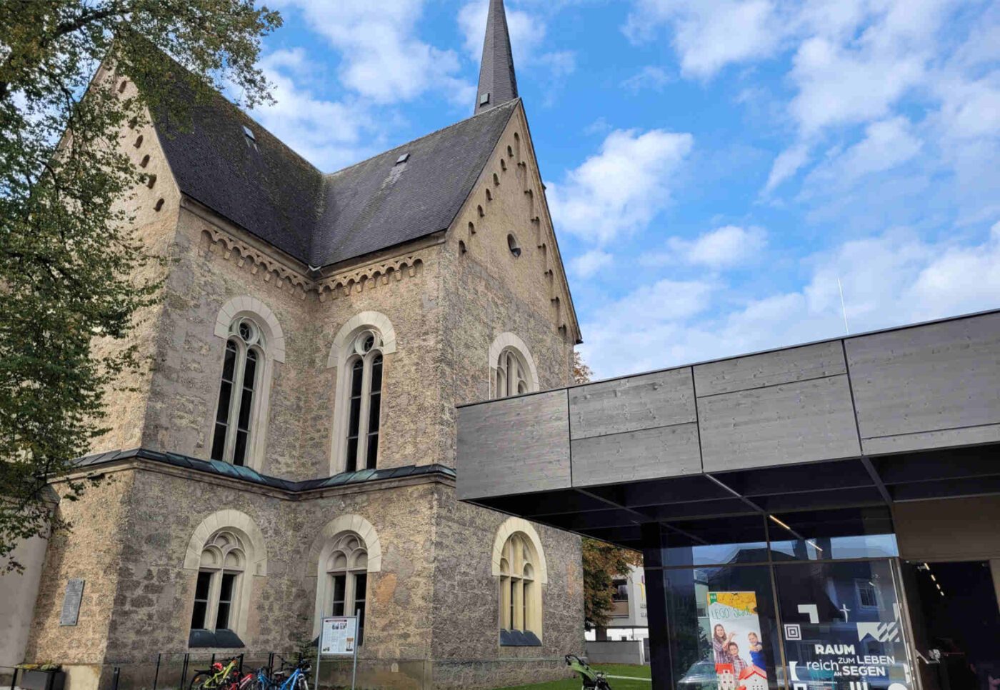 Die Friedenskirche in Vöcklabruck und das angrenzende moderne Gemeindezentrum dienen regelmäßig als Ort des Glaubens und der Kultur. (Foto: epd/Trojan)