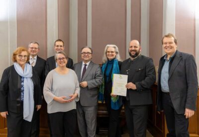 Bischof Michael Chalupka gratuliert den Preisträgerinnen der „Solidarischen Energiegemeinschaft WITH Spirit Bad Goisern“. (Foto: Markus Gerhartinger)