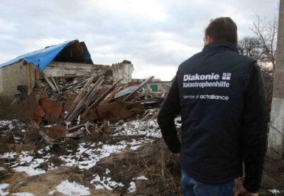 Die Diakonie Katastrophenhilfe hilft, das zerstörte Haus des 69-jährigen Leonid behelfsmäßig zu reparieren. (Foto: Roman Malkon/Diakonie Katastrophenhilfe)