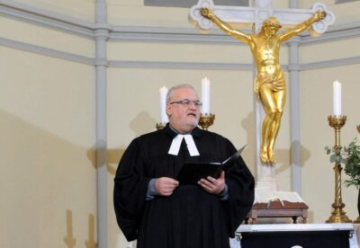 Pfarrer Tilmann Knopf beim Gottesdienst in der Christuskirche (Archivbild 2022). (Foto: epd/Uschmann)