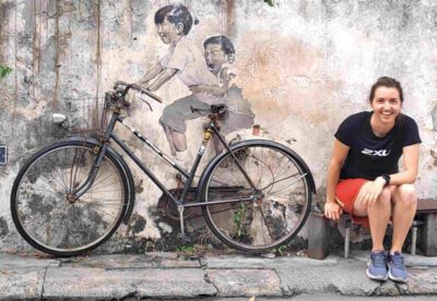 Die sportbegeisterte Religionslehrerin Anna-Lena Graf im Urlaub in Malaysia neben einer Wand-Kunst-Installation. (Foto: H. Graf)